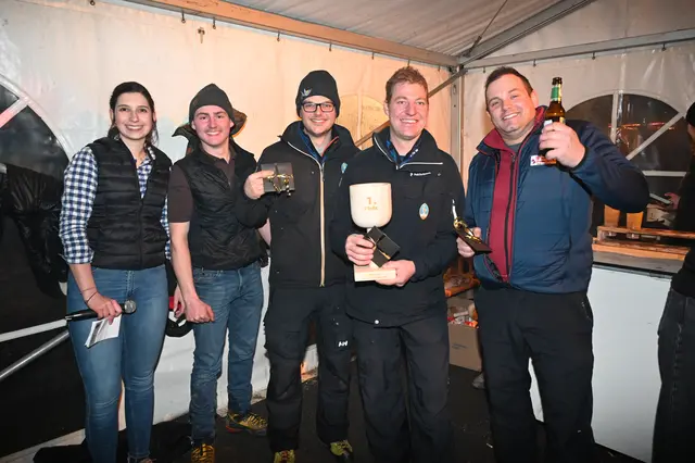 Das Team "Feuerwehr  2" aus Oberndorf freute sich über den Sieg in der Kategorie Gäste männlich. Außerdem hatte das Team die beste Laufzeit insgesamt. 