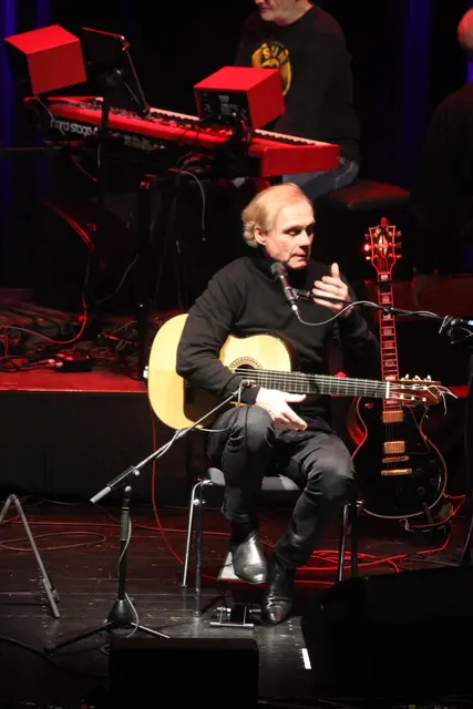 Johnny Bertl begleitet Ludwig Hirsch über 30 Jahre bei den Konzerten in ganz Europa mit der Gitarre. | Foto: Josef Hofmüller