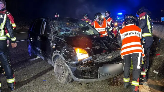 Die Feuerwehr bei der Fahrzeugbergung. | Foto: DOKU-NÖ