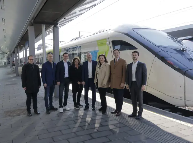 Großer Bahnhof für die neue Verbindung: Jede Menge Politik-Porminenz vor Ort. | Foto: Lengsteiner