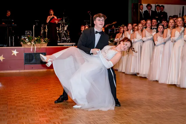 60 Absolventinnen und Absolventen der HLW St. Veit an der Glan aus drei Abschlussklassen feierten ihren Abschlussball. Dieses Jahr im Kulturhaus in Althofen.