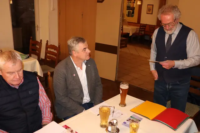 Bgm. Karl Bohnstingl (mi) war erstmals nach seiner Knieoperation wieder bei einer Vereinsversammlung | Foto: Gerhard Langmann