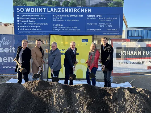 Spatenstich für das Reihenhausprojekt in der Golfstraße: Karl Scheibenreif, Christian Rädler, Bernhard Karnthaler, Franz Dinhobl, Sabina Doria und Karl Weiß. | Foto: Zezula