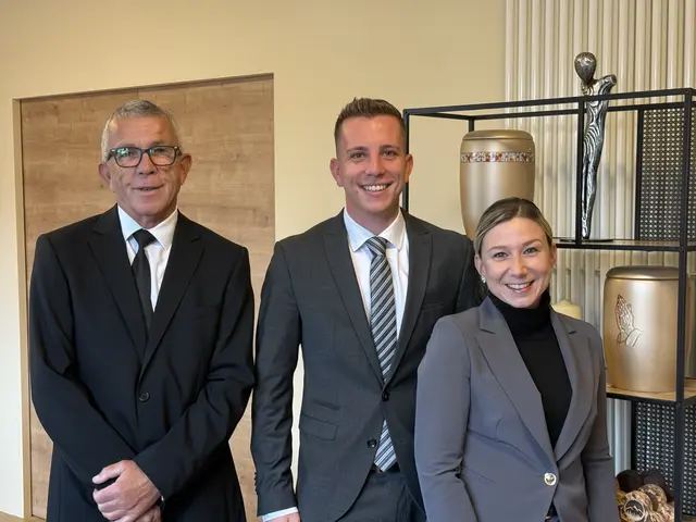 Starkes Team für Unterstützung in schweren Zeiten; Sebastian Sarg mit Vater Stephan und Mitarbeiterin Lisa Gritsch.