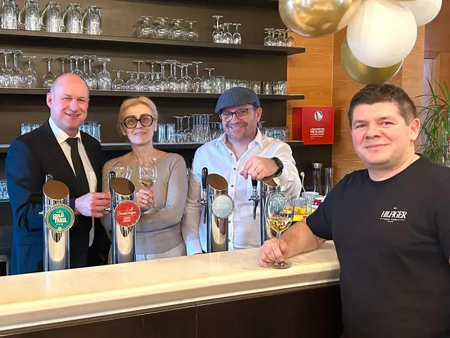 Vizebürgermeister Hansjörg Schrammel, Adella Glocknitzer, Gemeinderätin und Mitarbeiterin des Kulturvereins Grenzgänger und Bürgermeister Emmerich Zax freuen sich über die Gasthaus-Übernahme von Wirt Károly „Karl“ Jósvai. | Foto: Gemeinde Bildein