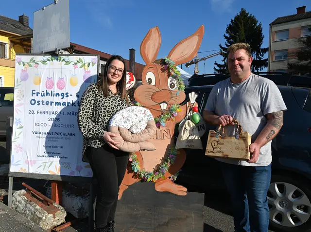 Beim Frühlings- und Ostermarkt in Pöchlarn wird liebevolle Handwerkskunst präsentiert. Iris Berger mit einer genähten Bettschlange und Alexander Mayer mit einer Handtasche aus Holz. | Foto: Gerlinde Siebenhandl