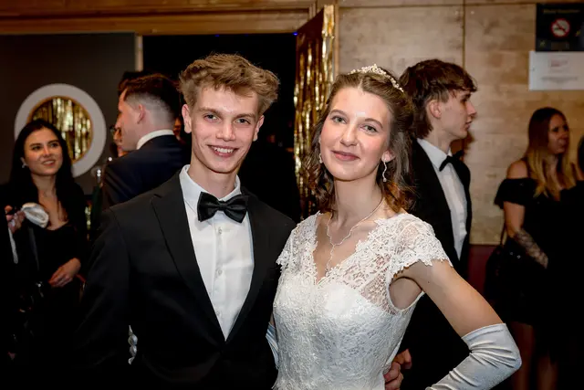 Hielten die Eröffnungsansprache: Die beiden Mitglieder des 11-köpfigen Ballkomitees Valentina Hausdorfer und Jan Steiner.