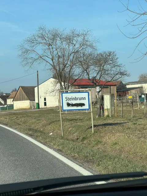 Vandalen beschmierten die Ortstafeln von Steinbrunn und Hornstein.  | Foto: Marktgemeinde Steinbrunn