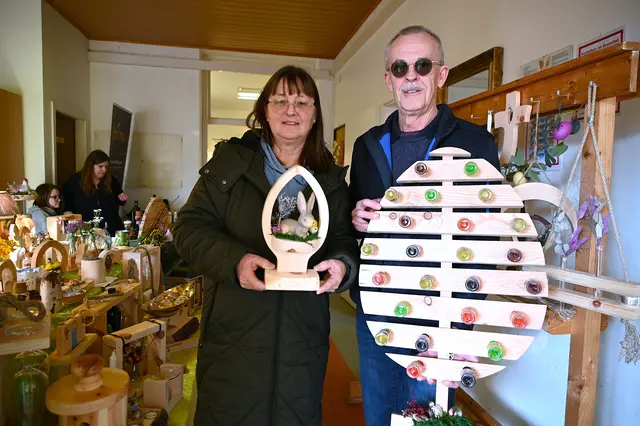 Maria und Rudolf Wachsenegger mit einem Riesen-Osterei 