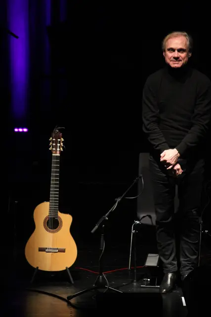 "Komm großer schwarzer Vogel "war bei den Konzerten von Ludwig Hirsch immer das letzte Lied bei den Auftritten, So auch im Kunsthaus Weiz. | Foto: Josef Hofmüller