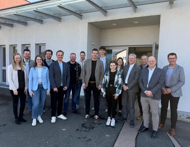 Bürgermeister Andreas Hofer mit Obmann Bernd Wilfinger und dem neugewählten Vereinsvorstand. | Foto: MV Lafnitz