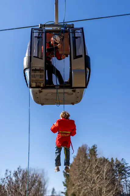 Alles sicher! So gut und wagemutig arbeiteten die Einsatzkräfte. | Foto: Rotes Kreuz Kumberg/E. Peer