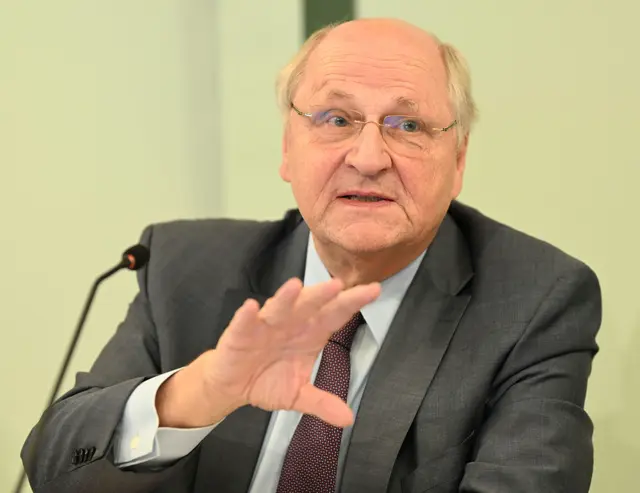 In der ORF-Pressestunde warnt Fiskalratspräsident Christoph Badelt ein Jahr nach Start der Dreierkoalition, dass geopolitische Spannungen im Nahen Osten über steigende Energiepreise erneut die Inflation in Österreich anheizen könnten. | Foto: APA-Images / APA / HELMUT FOHRINGER