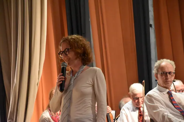 Alexandra Nitzlader stellt die Instrumente vor. | Foto: Mirjam Preineder