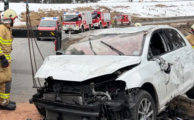 Das Auto überschlug sich nach dem Aufprall und wurde stark beschädigt. Die Insassen konnten sich selbst befreien.  | Foto: ZOOMTirol