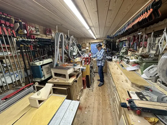 DI Josef Forer in seiner Holzwerkstatt | Foto: Michael Köck