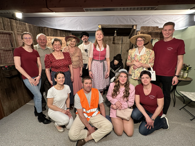 Die Darsteller und Mitwirkende der Theatergruppe Tradigist.  | Foto: Jana Zuser