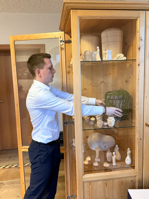 Auch bei den Urnen gibt es Wünsche, die vom Bestattungsunternehmer erfüllt werden.