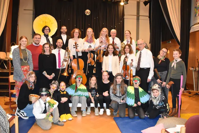 Musikerinnen, Musiker, Schülerinnen und Schüler gestalteten ein Konzert für Kinder und Familien. | Foto: Mirjam Preineder