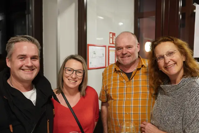 Martin und Michaela Artbauer mit Josef Böck sowie Birgit Prigl wurden im Kulturhaus Enzenreith gut unterhalten. | Foto: Clemens Mitteregger