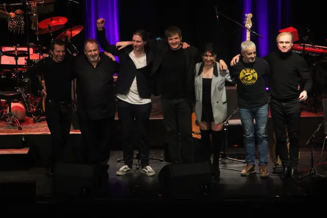 Die Gäste im Kunsthaus Weiz konnten alle Hits des bereits verstorbenen Liedermacher Ludwig Hirsch nochmals Live genießen | Foto: Josef Hofmüller