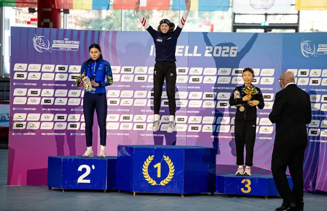 Ein Jubelsprung über Gold bei der Siegerehrung  | Foto: Peter Maurer/ÖESV