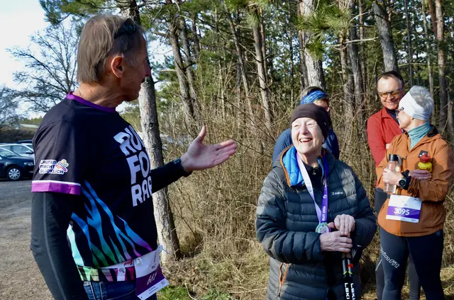 Herta Santrucek als älteste Teilnehmerin mit 87 Jahren, welche früher begeisterte Läuferin war, erhielt eine Medaille von Obmann Willy Koglbauer. | Foto: Elisabeth Peinsipp