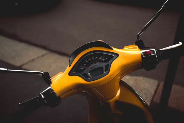 Ein Moped-Unfall endete mit zwei verletzten Teenagern. | Foto: Marten Bjork/Unsplash