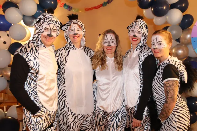 Putzig tierisch: die Zebras Christoph, Michaela, Yvonn, Bibi und Yasmine. | Foto: Manfred Wlasak
