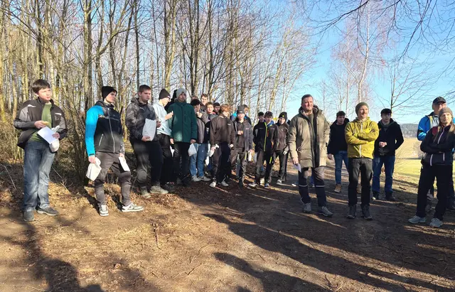 Waldbesitzer und Bioschüler erhielten bei der Exkursion zahlreiche Informationen über die Versuchsfläche in Marsbach. | Foto: MeinBezirk