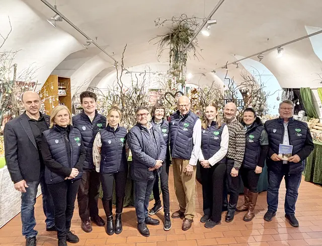 Familie Skalnik mit Riegersburgs Vizebürgermeister Arnold Prisching-Neubauer, Hausherr Andreas Bardeau, Pujan Rohani und dem Helferteam. | Foto: MeinBezirk