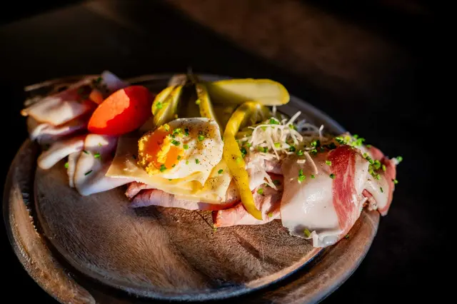 Ein deftiges Jausenbrot gehört zu einem Besuch bei Schmiedbauer's Mostschenke dazu. | Foto: MediaDot