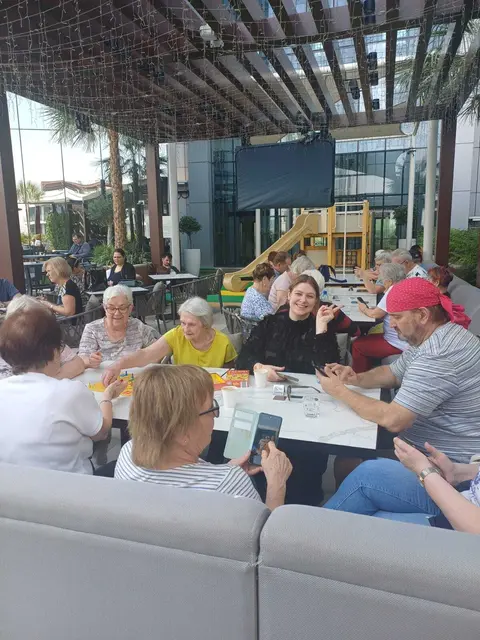 Mit Gesellschaftsspielen vertreiben sich die Schärdinger die Zeit. | Foto: Roswitha Scheuringer