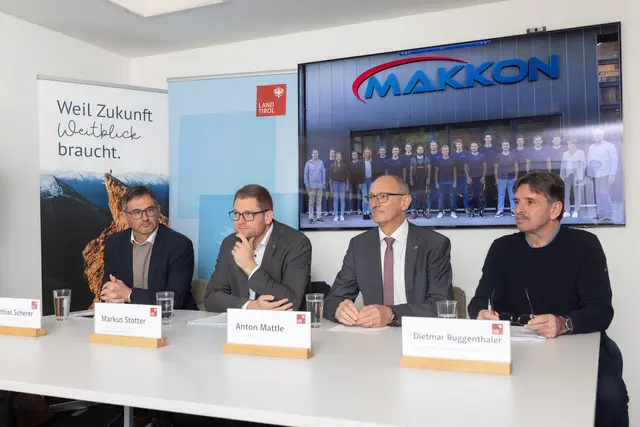 Landeshauptmann Anton Mattle mit den Obleuten der drei Osttiroler Planungsverbände. | Foto: Land Tirol