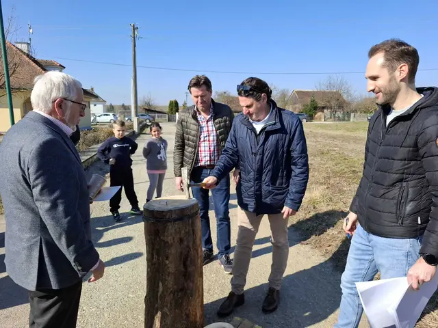 Beim Nageln: Pfarrer Branko Kornfeind, Bürgermeister Bernhard Herics, ÖVP-Landesparteiobmann Christoph Zarits und Lukas Gupper | Foto: Bernhard Herics