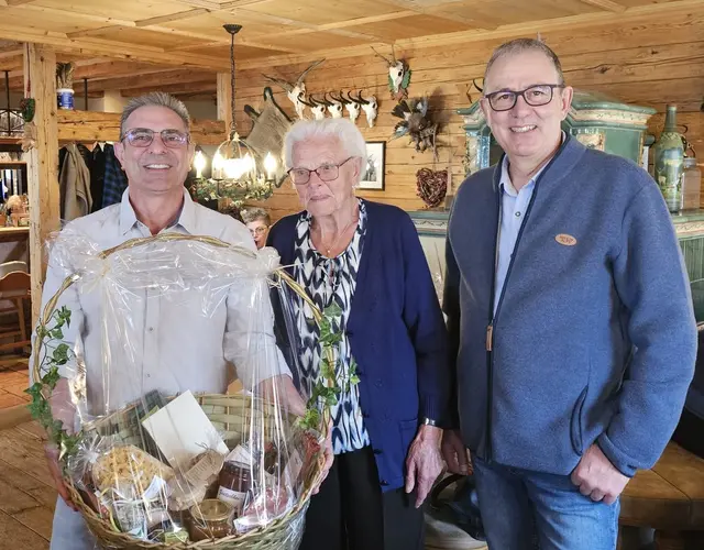 Bürgermeister Harald Kleiner (re.) und Vize-Bürgermeister Andreas Reinstadler (li.) überreichten der Jubilarin Maria Haller einen prall gefüllten Geschenkkorb. | Foto: Gemeinde Tannheim