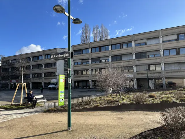 Das alte Gebäude der Bezirksvorstehung am Schrödingerplatz soll abgerissen werden. | Foto: Michael Marbacher/MeinBezirk