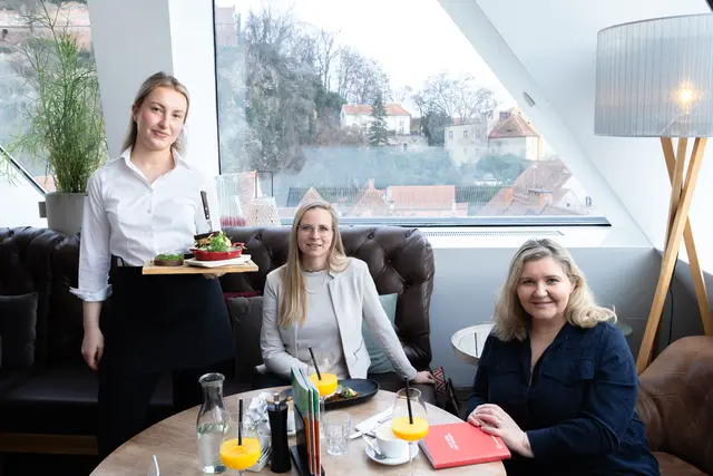 Ein Business-Brunch über den Dächern der Stadt: Im Freiblick verwöhnte Simona Dimitrova (l.) Jennifer Kellner (M.) und Martina Maros-Goller. | Foto: Konstantinov