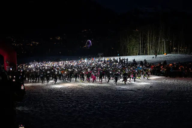 Hunderte Stirnlampen sammelten sich bei Dunkelheit am Fuße der Streif und tauchten den Zielhang in ein geheimnisvolles Licht. | Foto: Peak Pixel Cafe