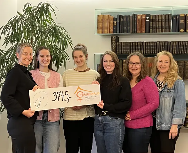 Strahlend überreichen die vier jungen Damen Susanne Billinger (links) und Michaela Schrotter (rechts) eine stattliche Spende | Foto: Monika Krautgartner