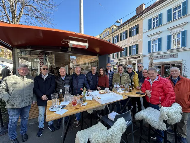 Woche für Woche beim Legendenstammtisch: (v.l.) Mario Zuenelli, Johann Pigl, Leo Weiss, Werner Hepflinger, Mario Mohapp, Mercato-Junior-Chefin Laura Ostan, Harald Gamauf, Savo Ekmecic, Ewald Ratschnig, Günther Koschak, Klaus Spirk, Karl Puntigam und Alfred Koschatzky. | Foto: MeinBezirk/Markus Kropac