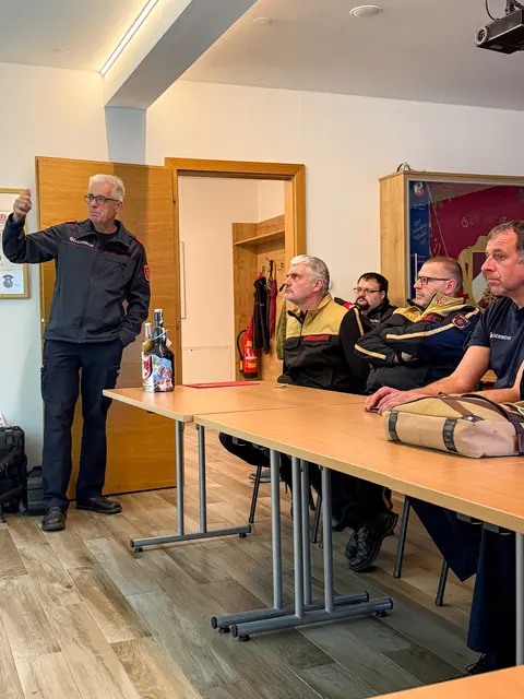 Im Mittelpunkt standen praxisnahe Berichte aus Einsätzen und Übungen. | Foto: Neuhauser/Stoxreiter