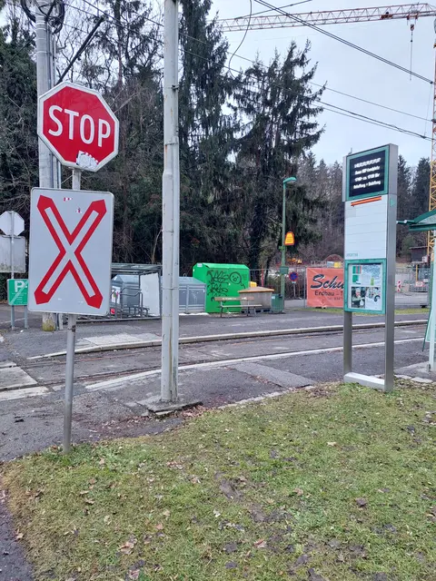 Die Stelen der Graz Linien in Mariatrost leuchten und die Verkehrszeichen beim Bahnübergang sind aktiv, obwohl derzeit keine Straßenbahn fährt.  | Foto: MeinBezirk
