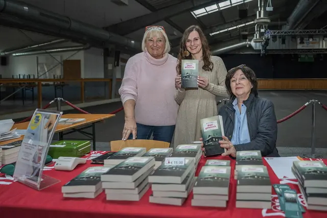 Büchertisch der Buchhandlung Plautz betreut durch Doris Weihs (links) | Foto: Jürgen Fuchs
