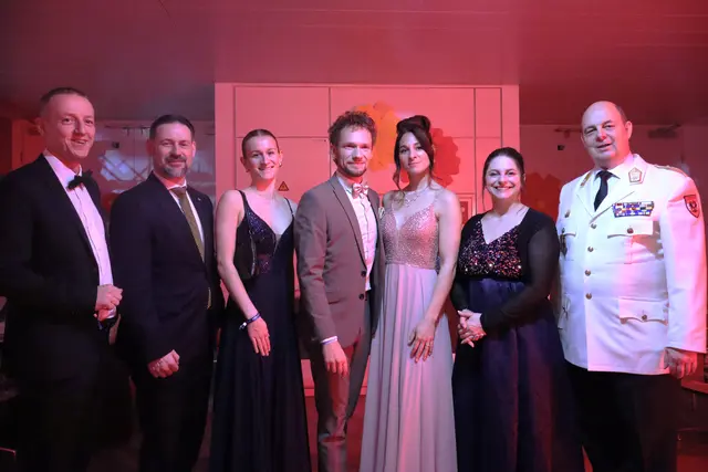 Ein gelungener Ball war es nicht nur für: HTS-Direktor Michael Hörhan, Nationalratsabgeordneten Friedrich Ofenauer, Schülerin Flora Masching, Thommy Ten, Amelie van Tass, Gemeinderätin Marlies Eder und Brigadier Georg Härtinger | Foto: HTS
