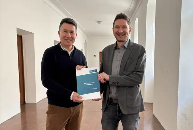 Martin Schnitzer, Leiter des Instituts für Sportwissenschaft der Universität Innsbruck (li.) und Martin Reiter, Geschäftsführer der Lebensraum Tirol Gruppe (re.) präsentieren das neue Sport- und Bewegungsmonitoring Tirol. | Foto:  Lebensraum Tirol Gruppe