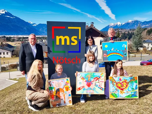 Lions Dobratsch Präsident Werner Wieser, Direktorin Roswita Baurecht, Heinz Plamenig und Kunstlehrerin mit den drei Schülerinnen, die ausgezeichnet wurden. | Foto: Lions Club Dobratsch