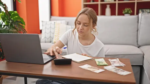 In einem Ein-Personen-Haushalt sollten monatlich mehr als 1730 Euro zur Verfügung stehen. | Foto: stock.adobe
