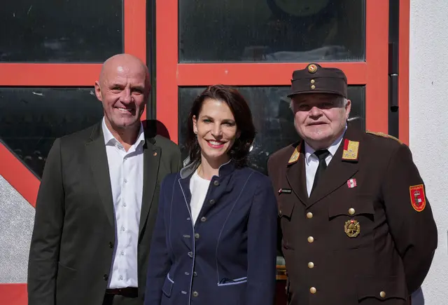 Bürgermeister Hannes Enzinger, Landeshauptfrau Karoline Edtstadler mit Klaus Portenkirchner (Bezirksfeuerwehrkommandant Pinzgau) | Foto: Land Salzburg/Neumayr/Hölzl