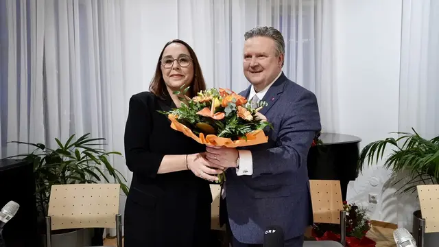 Julia Lessacher (l.) wurde von Bürgermeister Michael Ludwig (beide SPÖ) angelobt. | Foto: Andrea Pölzl/MeinBezirk